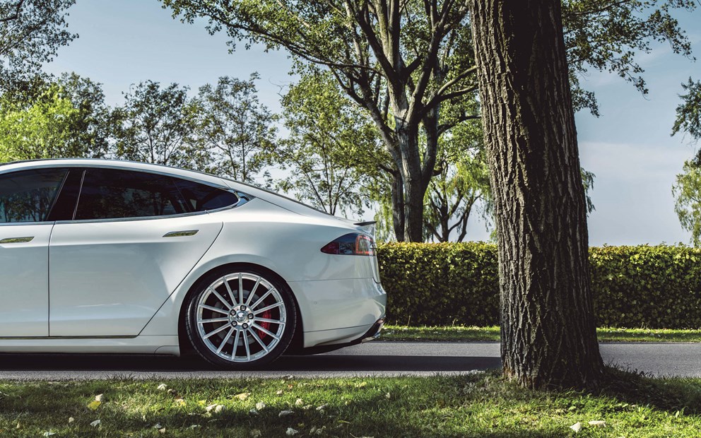 Tesla Model S om sommeren med sommerdekk og blanke felger
