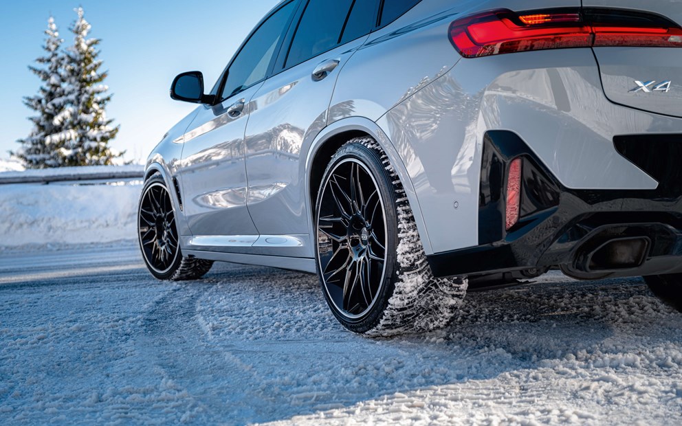 BMW x4 med dekk og felger om vinteren